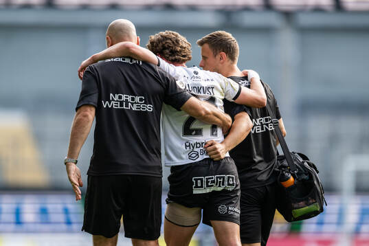 Häckens Adam Lundkvist får hjälp av plan