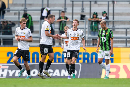 Häckens Marius Lode och Julius Lindberg jublar