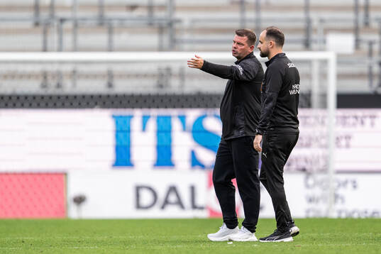 Häckens tränare Jens Gustafsson och assisterande tränare