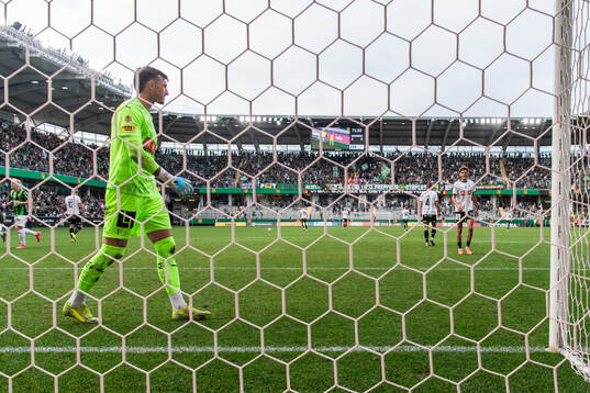 Häckens målvakt Andreas Linde och Silas Andersen deppar