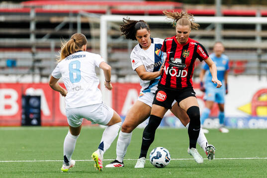 Djurgårdens Elsa Pelgander och Brommapojkarnas Louise