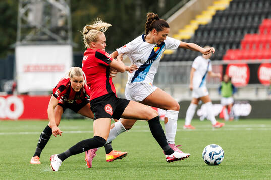 Brommapojkarnas Wilma Wärulf och Djurgårdens Casey Yujin