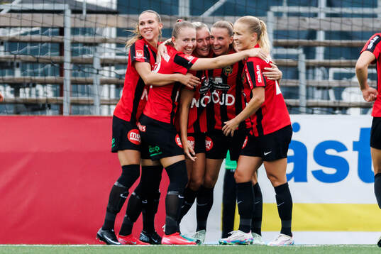 Brommapojkarnas Ellen Toivio jublar med lagkamrater