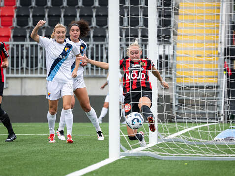 Brommapojkarnas Wilma Wärulf gör en räddning på