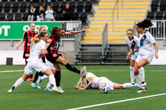 Djurgårdens Elsa Pelgander och Brommapojkarnas Louise