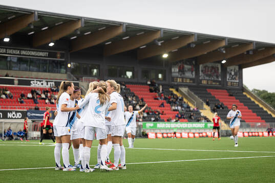 Djurgårdens Tove Almqvist och lagkamrater jublar