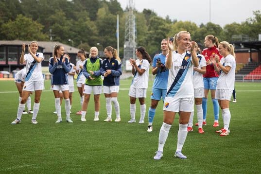 Djurgårdens Tove Almqvist jublar med lagkamrater