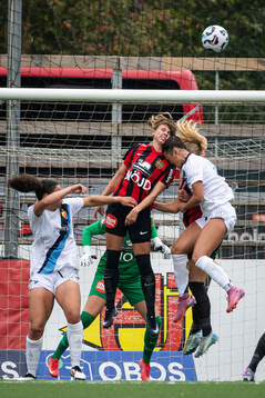 Brommapojkarnas Louise Lillbäck och Djurgårdens Casey