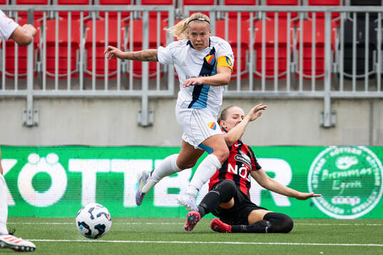Djurgårdens Therese Åsland och Brommapojkarnas Louise