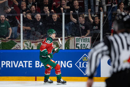Jacob Peterson of Frölunda celebrates