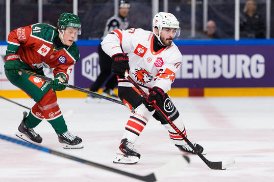 Ivar Stenberg of Frölunda and Benjamin Bougro of Lausanne