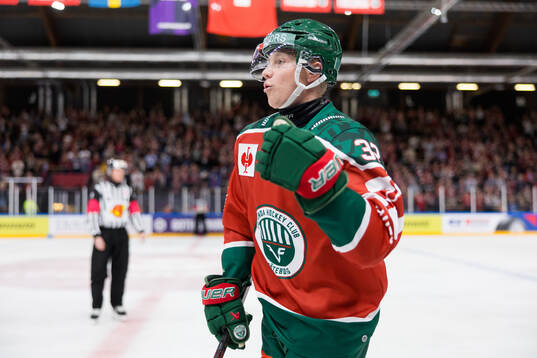 Noah Hasa of Frölunda celebrates
