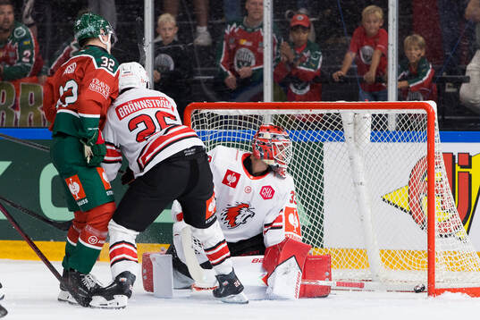 Noah Hasa of Frölunda scores the 4-2 goal