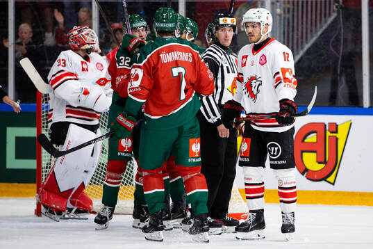 Noah Hasa of Frölunda celebrates