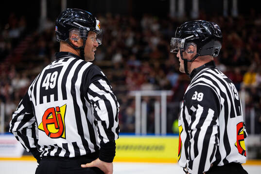 Linesmen Ludvig Lundgren and Gustav Jonsson