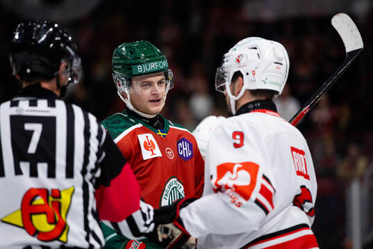 Filip Cederqvist of Frölunda and Damien Riat of Lausanne
