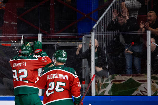 Filip Cederqvist of Frölunda celebrates
