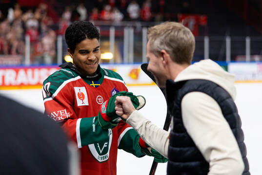 Max Westergård of Frölunda celebrates with head coach
