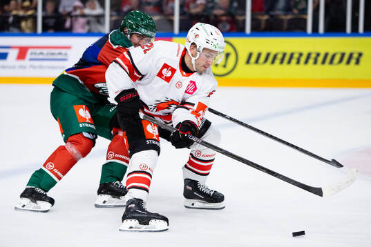Max Lindholm of Frölunda and Austin Czarnik of Lausanne