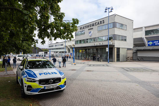 En polisbil utanför Platinumcars Arena