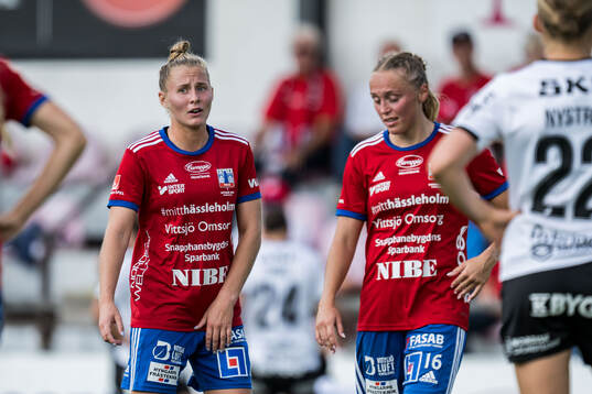 Vittsjös Sofie Rewucha och Olivia Wänglund deppar