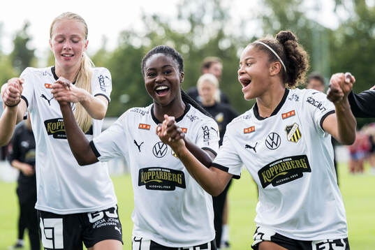 Häckens Monica Jusu Bah och Felicia Schröder jublar