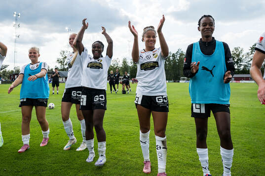 Häckens Monica Jusu Bah och Felicia Schröder jublar