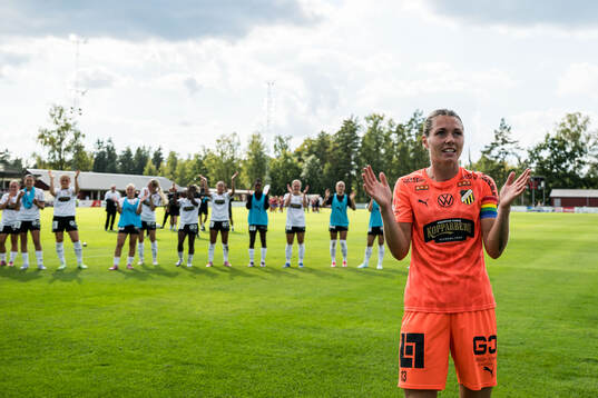 Häckens målvakt Jennifer Falk jublar