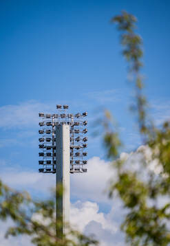 En strålkastare utanför Eleda Stadion