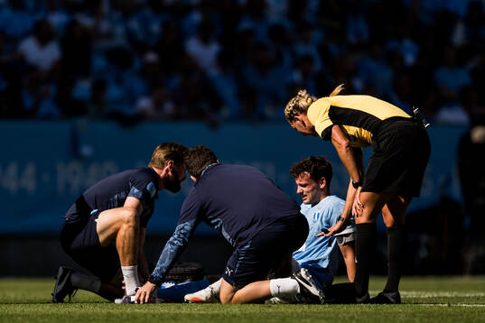 Malmö FFs Colin Rösler får vård av medicinsk personal