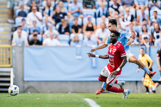 Malmö FFs Adrian Skogmar och Degerfors Nasiru Moro vid 1-1