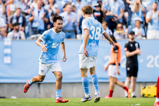 Malmö FFs Adrian Skogmar och Hugo Bolin jublar