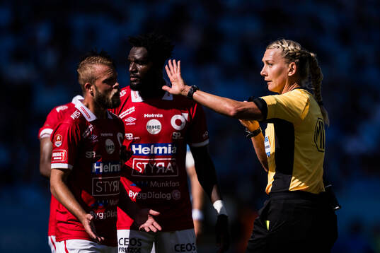 Degerfors Daniel Sundgren och Domare Tess Olofsson