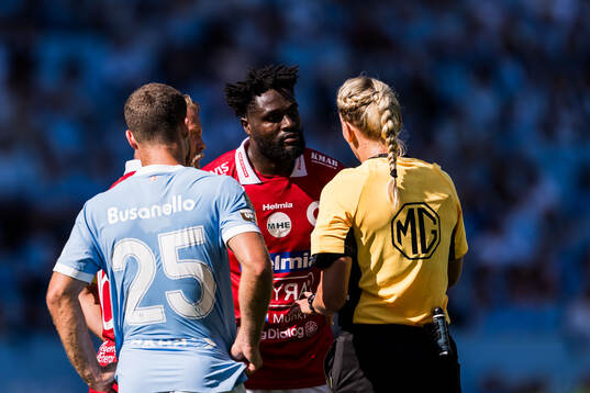 Degerfors Nasiru Moro och Domare Tess Olofsson