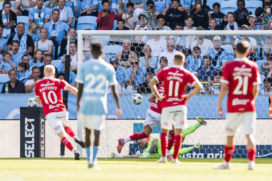 Degerfors Arman Taranis och Malmö FFs målvakt Robin Olsen