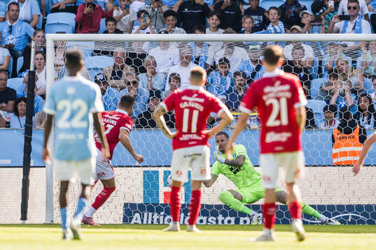Degerfors Arman Taranis och Malmö FFs målvakt Robin Olsen