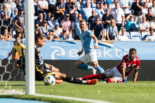 Degerfors målvakt Matvei Igonen och Malmö FFs Anders