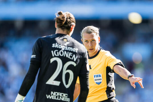 Degerfors målvakt Matvei Igonen och Domare Tess Olofsson