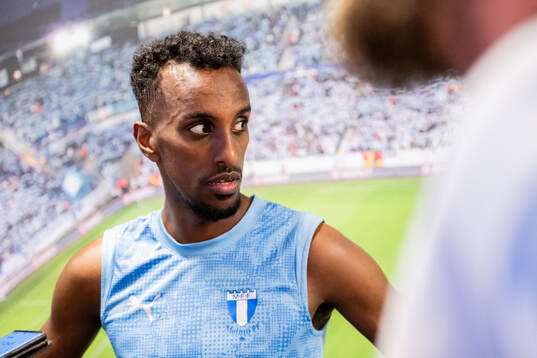 Malmö FFs Taha Ali blir intervjuad i mixade zonen