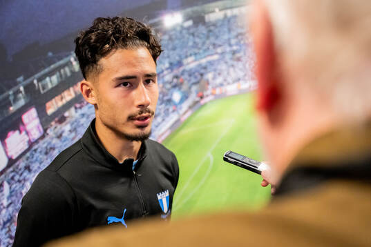 Malmö FFs Adrian Skogmar blir intervjuad i mixade zonen