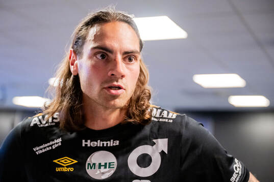 Degerfors målvakt Matvei Igonen blir intervjuad i mixade