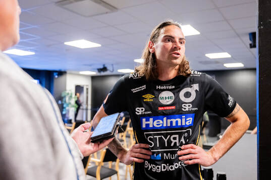 Degerfors målvakt Matvei Igonen blir intervjuad i mixade