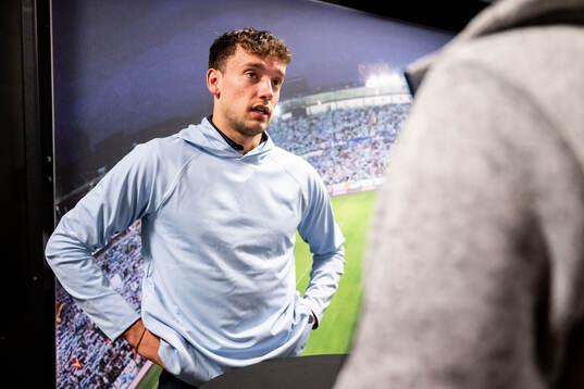 Malmö FFs Colin Rösler blir intervjuad i mixade zonen