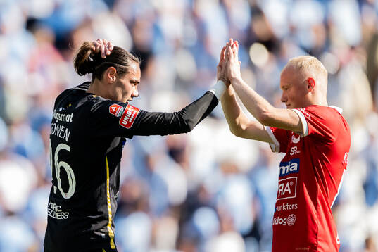 Degerfors målvakt Matvei Igonen och Marcus Rafferty jublar
