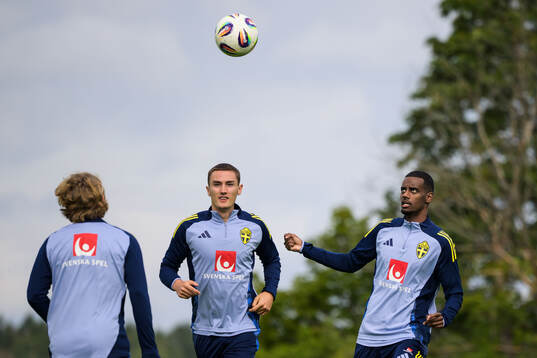 Gustaf Lagerbielke and Alexander Isak of the Swedish