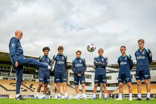 Head coach Ståle Solbakken, Oscar Bobb, David Møller