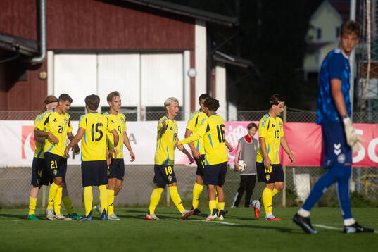 Milian Öberg of Sweden celebrates with teammates