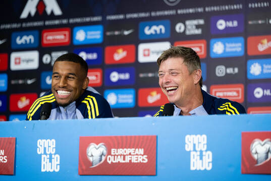 Isak Hien and head coach Jon Dahl Tomasson of the Swedish