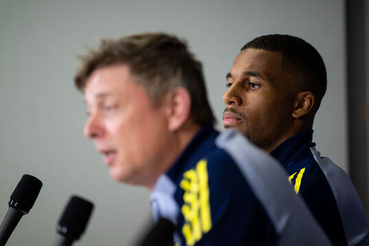 Head coach Jon Dahl Tomasson and Isak Hien of the Swedish