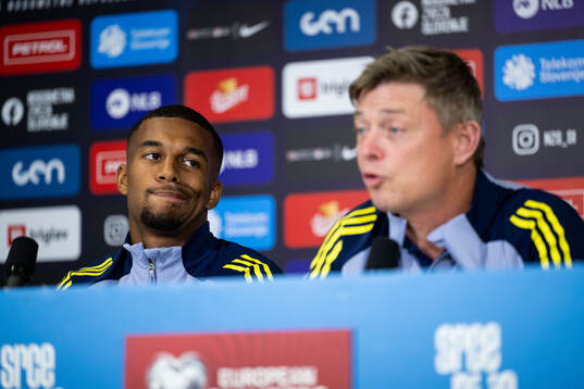 Isak Hien and head coach Jon Dahl Tomasson of the Swedish